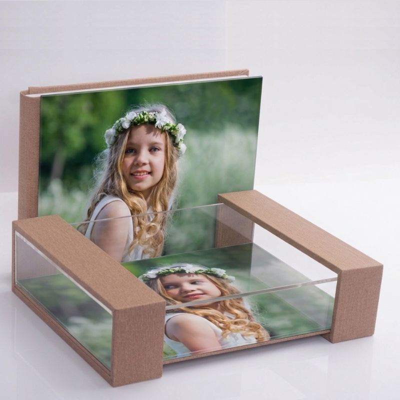Kit Martina: album fotografico di lusso con custodia espositiva in plexiglass trasparente e cornice rigida, design elegante per cerimonie.