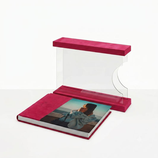 Kit Amalfi con album fotografico e custodia espositiva trasparente in velluto color magenta, design elegante per cerimonie.