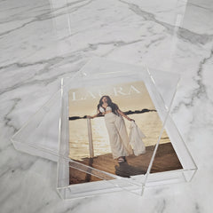 Cofanetto in plexiglass trasparente con album fotografico e supporto verticale coordinato.