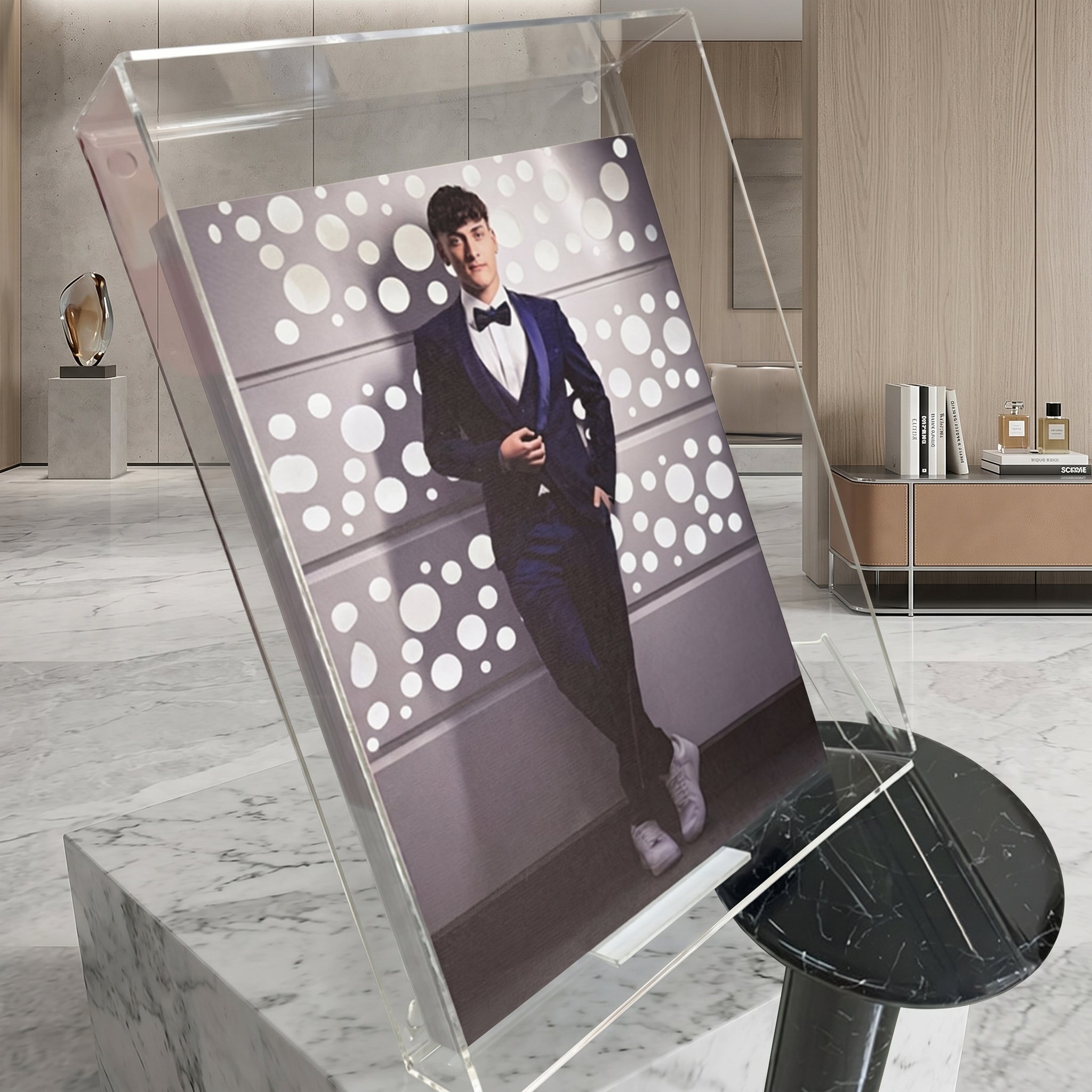 Cofanetto in plexiglass trasparente con album fotografico e supporto verticale coordinato.