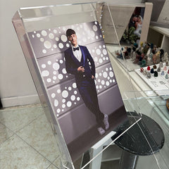 Cofanetto in plexiglass trasparente con album fotografico all'interno.