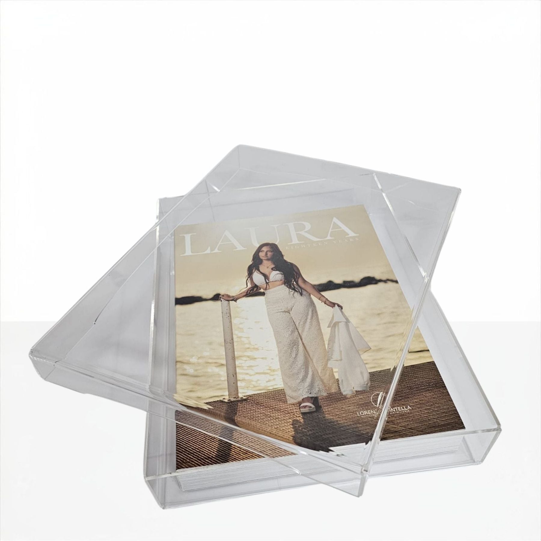 Cofanetto in plexiglass trasparente con album fotografico e supporto verticale coordinato.