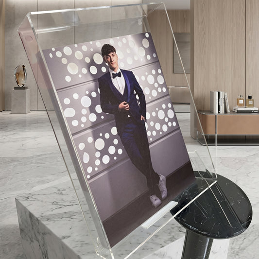 Cofanetto in plexiglass trasparente con album fotografico e supporto verticale coordinato.
