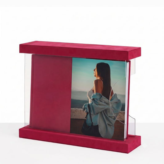 Kit Amalfi con album fotografico e custodia espositiva trasparente in velluto color magenta, design elegante per cerimonie.