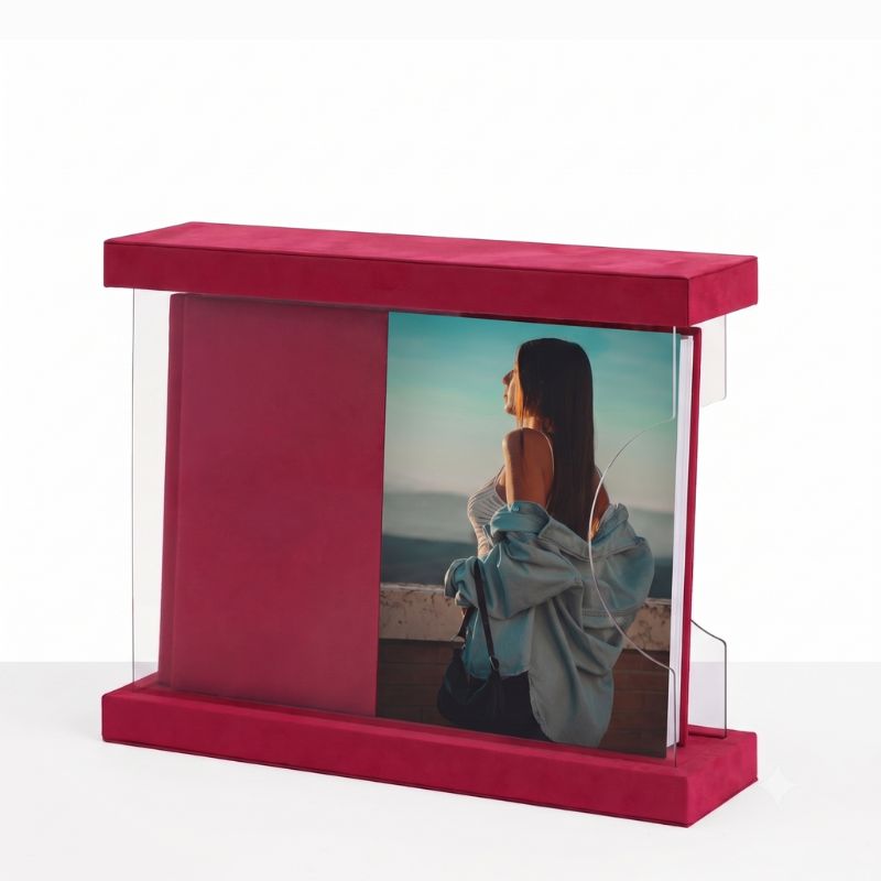 Kit Amalfi con album fotografico e custodia espositiva trasparente in velluto color magenta, design elegante per cerimonie.