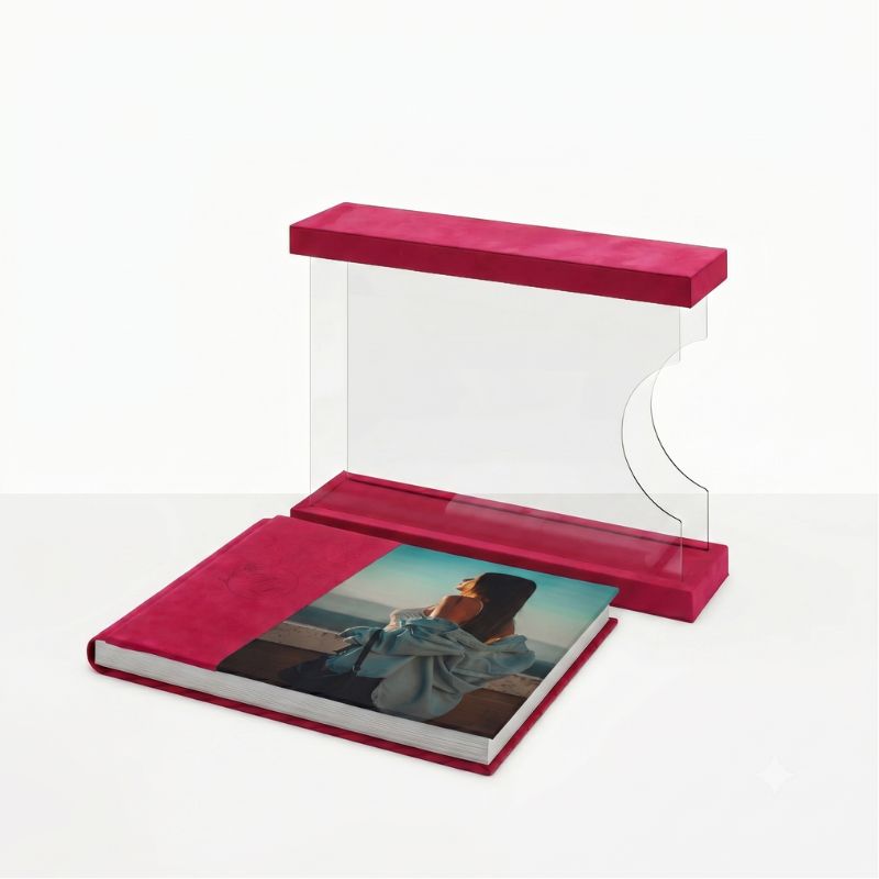 Kit Amalfi con album fotografico e custodia espositiva trasparente in velluto color magenta, design elegante per cerimonie.